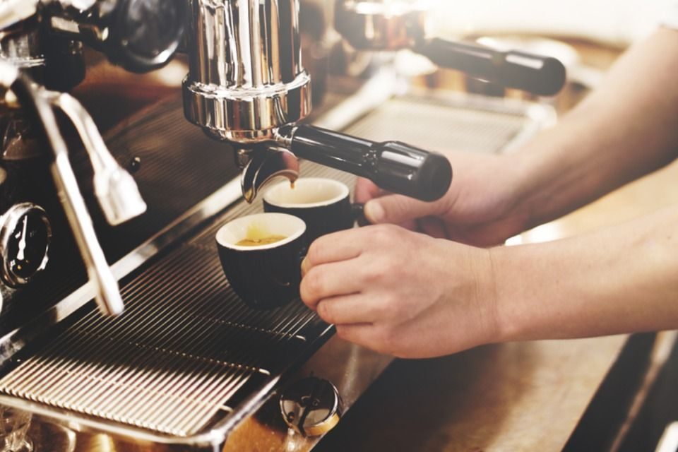 Barista valmistaa espressoa Bake'N Decor Cafessa