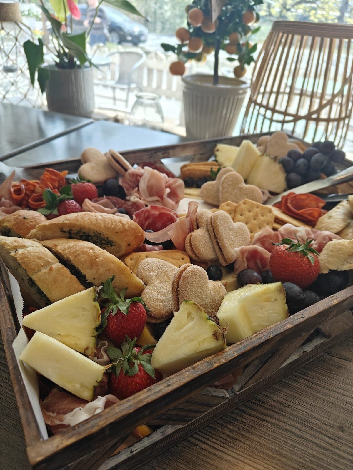 Runsas grazing-lauta: juustoja, leikkeleitä, tuoreita hedelmiä, marjoja, leipää ja crackereita