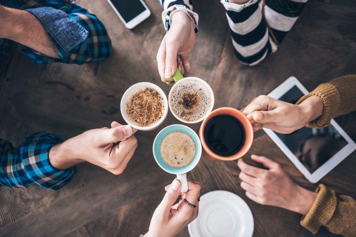 Ystävykset nauttivat kahvihetkestä Bake'N Decor Cafessa